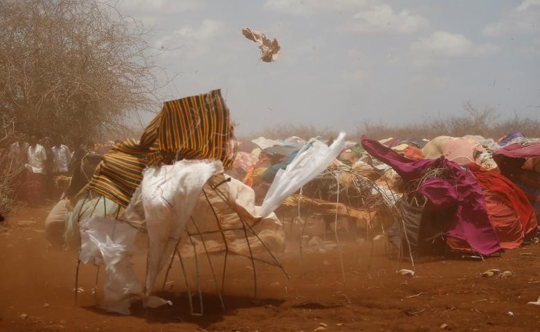 Một cơn gió quét cát bụi qua các lán trại tạm bợ của những người dân Somalia đi tìm nước. Ảnh chụp ở Baidoa, phía tây thủ đô Mogadishu, Somalia. Ảnh Reuters